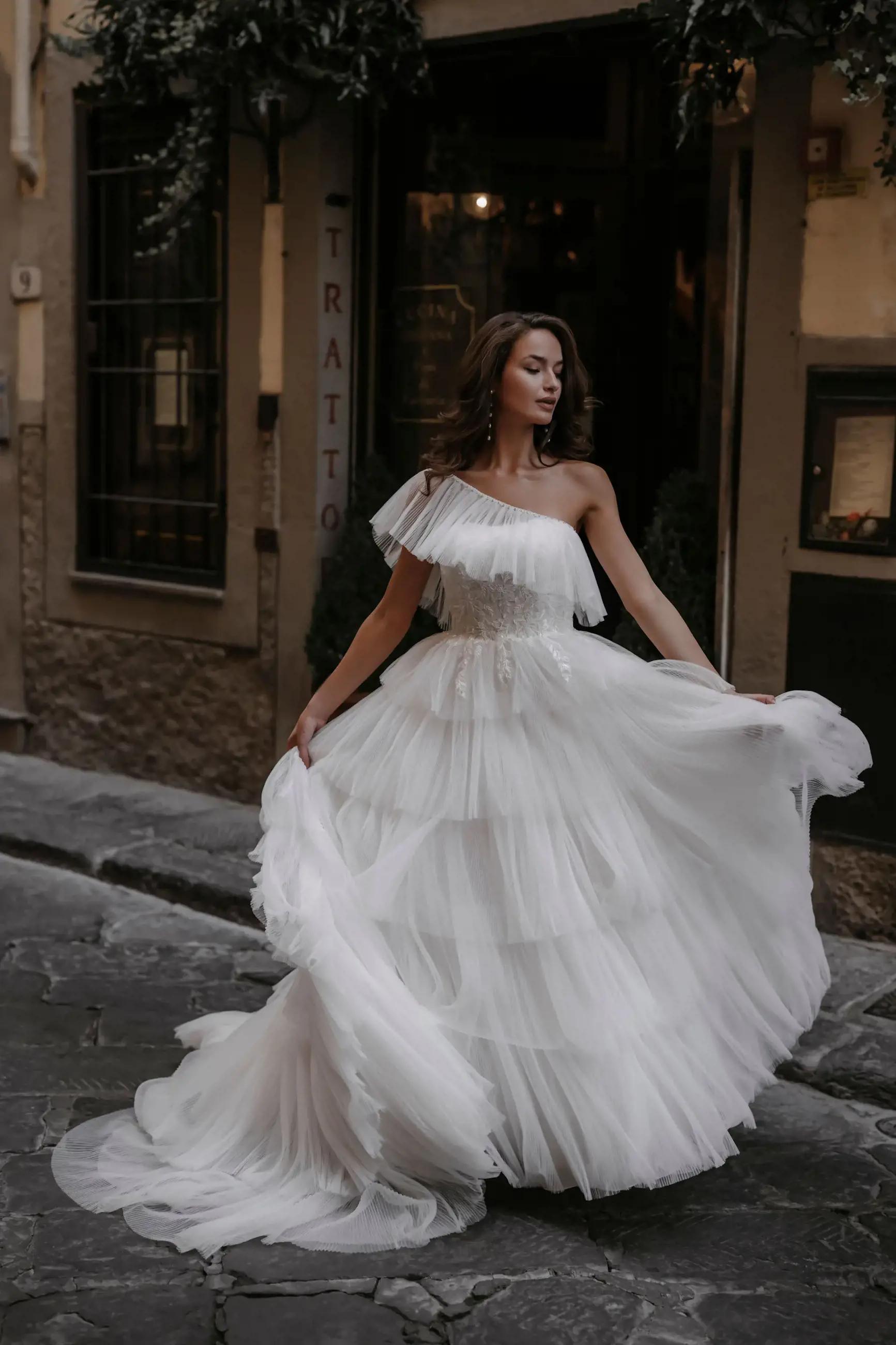 2023&#39;s Trendiest Wedding Dresses Image